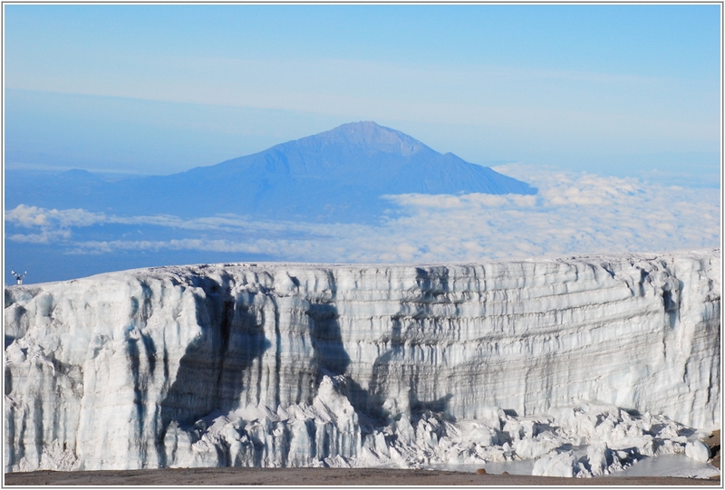 2012-02-17 07-34-39山頂即將消失的冰河.JPG